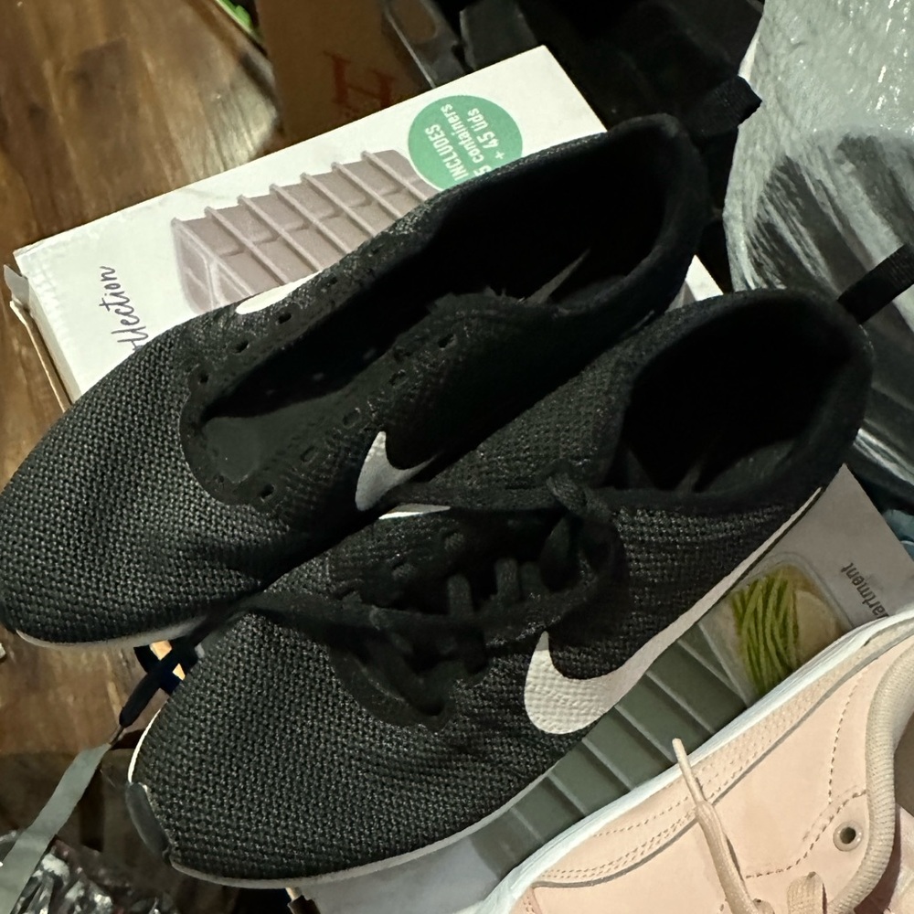 NIKE WOMANS RUNNING SHOE SIZE 8 MISING A SHOE LACE NEVER WORN